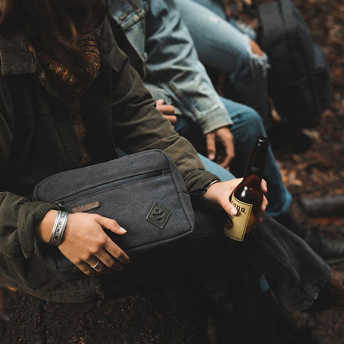 Stowaway de Revelry Supply es un Estuche o neceser a prueba de olor y para viajar